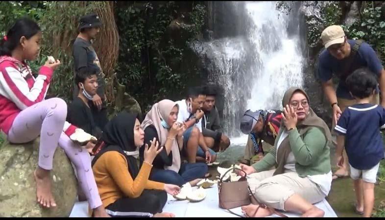 Menikmati Sensasi Makan Durian di Bawah Gemericik Air Terjun Curug Pitu Banjarnegara
