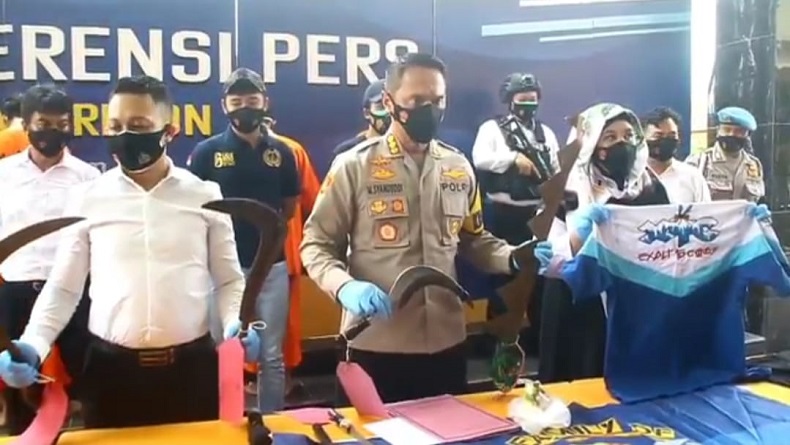 2 Geng Motor di Cirebon Tawuran, 14 Orang Ditangkap dan Belasan Senjata Tajam Disita