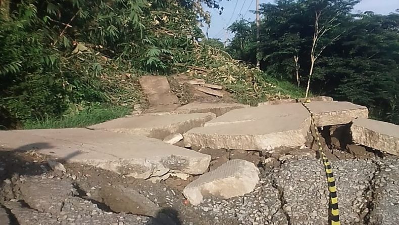 Jalan Baras-Paranggombong Purwakarta Ambles 500 Meter, Warga Nyaris Terisolasi