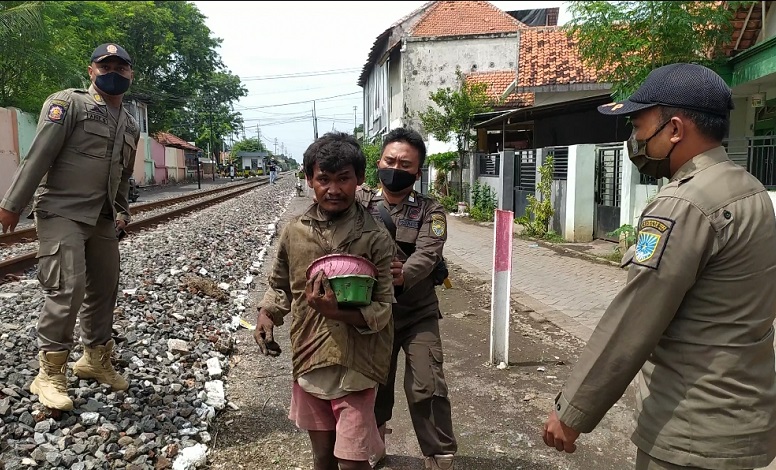 Pria di Probolinggo Mengamuk, 2 Orang Terluka Terkena Lemparan Batu