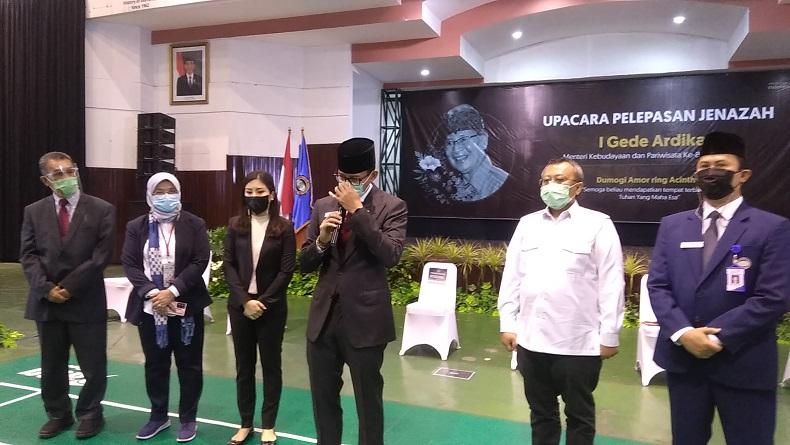 title Momen Sandi Jadi Inspektur Pelepasan Jenazah Mantan Menpar I Gede Ardika Momen Sandi Jadi Inspektur Pelepasan Jenazah Mantan Menpar I Gede Ardika