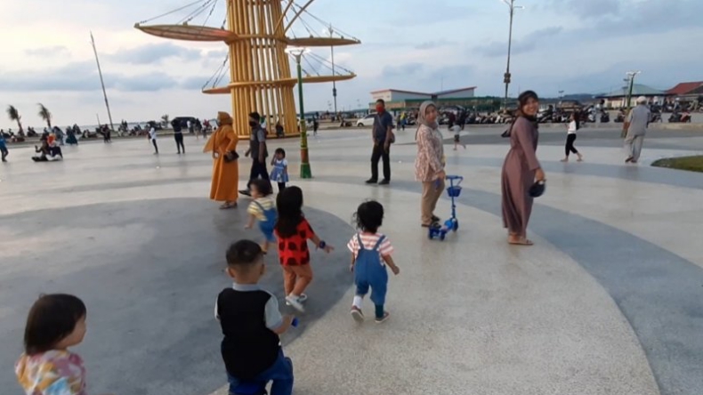 Catat! Warga Tanjungpinang Dilarang Makan dan Minum di Taman Gurindam 12