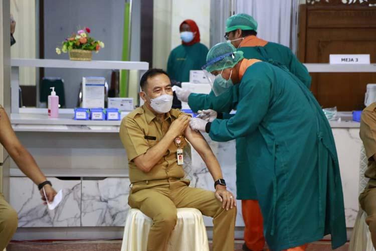  Vaksinasi Tahap II di Jateng Dimulai, Ganjar: Target Sehari 1.000 Pelayan Publik Divaksin