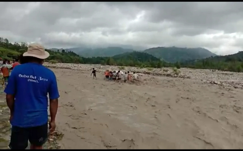 Viral Warga Terobos Banjir Gotong Jenazah Tokoh Adat Timor Tengah Selatan