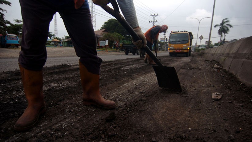 Jalanan Jalur Pantura Rusak Mulai Diperbaiki - Bagian 1