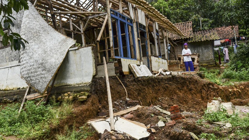 Akibat Pergerakan Tanah, 5 Rumah di Kampung Cigorowong Tasikmalaya Rusak - Bagian 2
