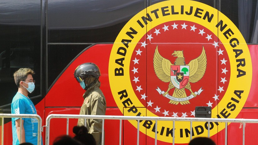 Canggih, Petugas BIN Cek Suhu Tubuh Warga Pakai Helm sebelum Swab Antigen - Bagian 1