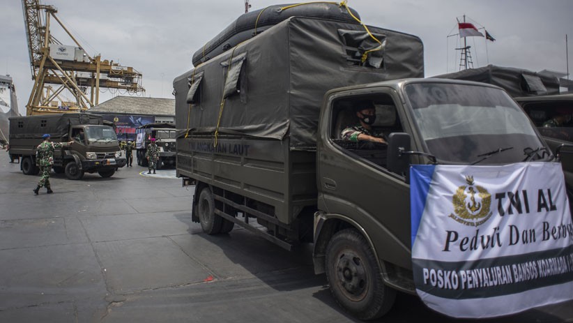 TNI AL Salurkan Bantuan Sembako untuk Korban Banjir Bekasi dan Karawang - Bagian 3
