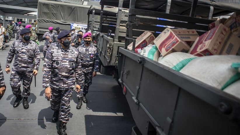 TNI AL Salurkan Bantuan Sembako untuk Korban Banjir Bekasi dan Karawang - Bagian 1