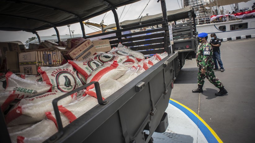 TNI AL Salurkan Bantuan Sembako untuk Korban Banjir Bekasi dan Karawang - Bagian 2