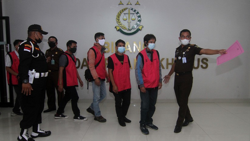 Kejati Kalbar Pamer Uang Miliaran Rupiah dan 6 Tersangka Kredit Proyek Fiktif - Bagian 2