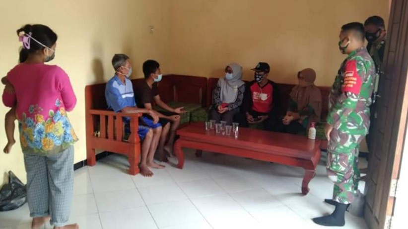 TNI - Polri Dampingi Bidan Desa Tracing Contact Covid-19 - Bagian 3