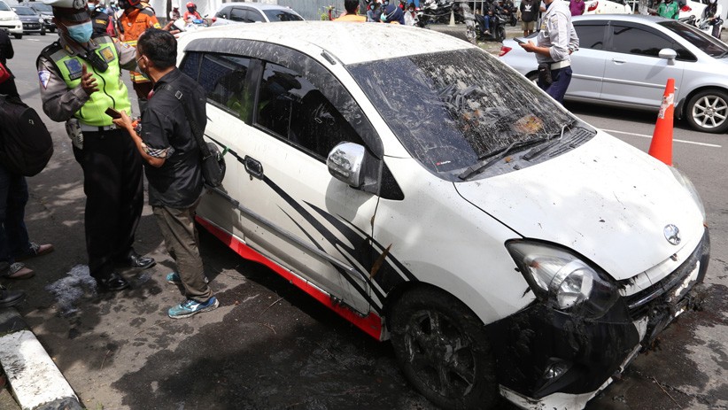 Pengemudi Main HP, Toyota Agya Terjun ke Sungai - Bagian 5
