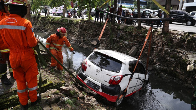Pengemudi Main HP, Toyota Agya Terjun ke Sungai - Bagian 3