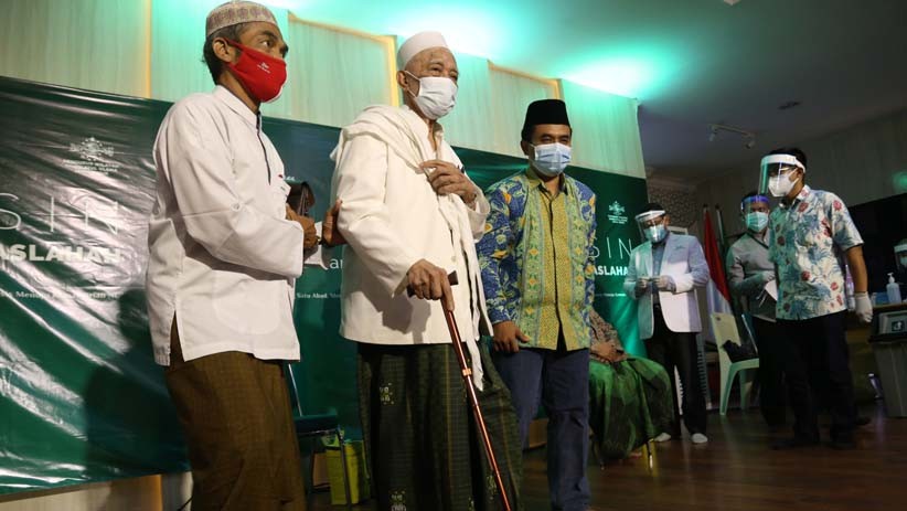 Kiai Sepuh NU KH Anwar Manshur Disuntik Vaksin Covid-19 - Bagian 4