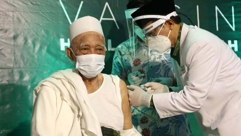 Kiai Sepuh NU KH Anwar Manshur Disuntik Vaksin Covid-19 - Bagian 1