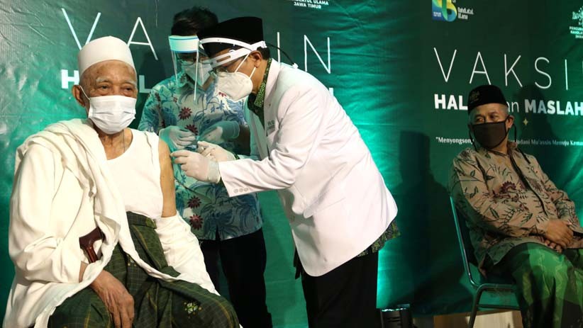 Kiai Sepuh NU KH Anwar Manshur Disuntik Vaksin Covid-19 - Bagian 2