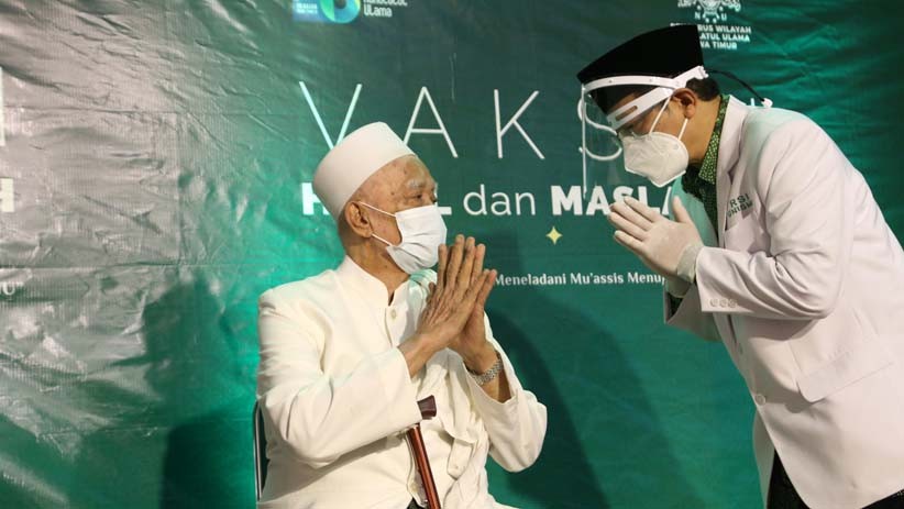 Kiai Sepuh NU KH Anwar Manshur Disuntik Vaksin Covid-19 - Bagian 3