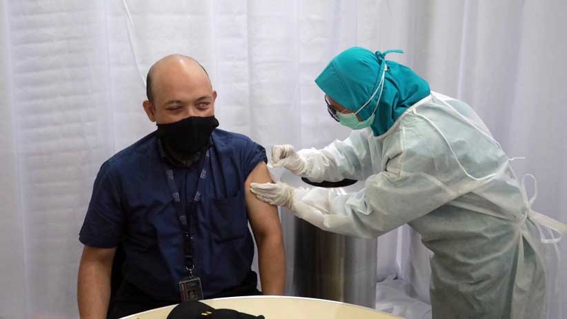 Penyidik Senior KPK Novel Baswedan Disuntik Vaksin Covid-19 - Bagian 2