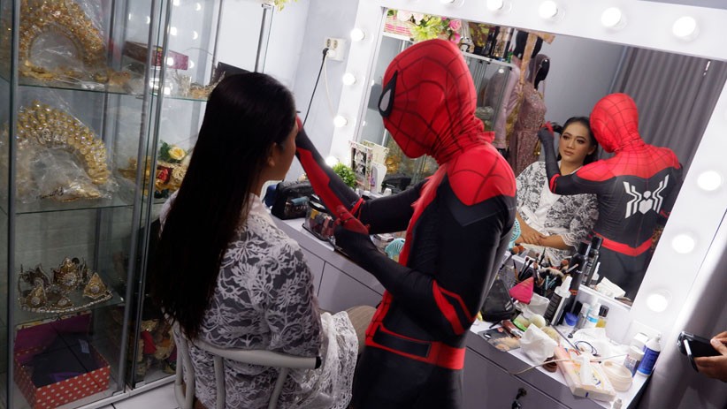 Aksi Spiderman Merias Wajah Perempuan Cantik di Makassar - Bagian 2