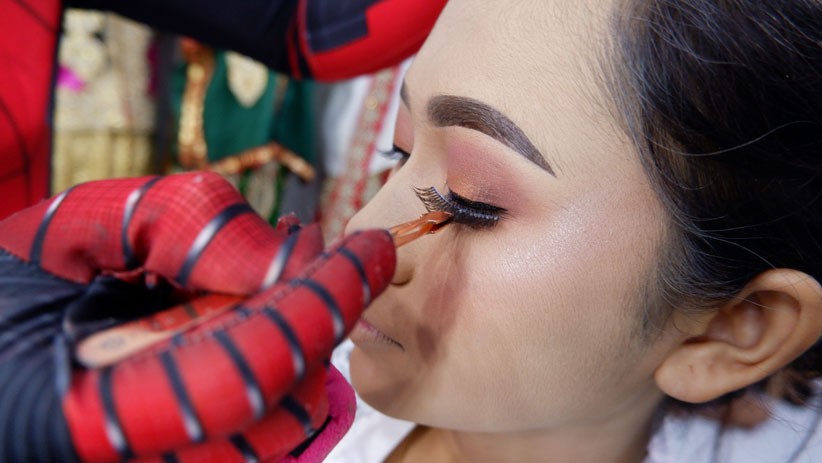 Aksi Spiderman Merias Wajah Perempuan Cantik di Makassar - Bagian 3