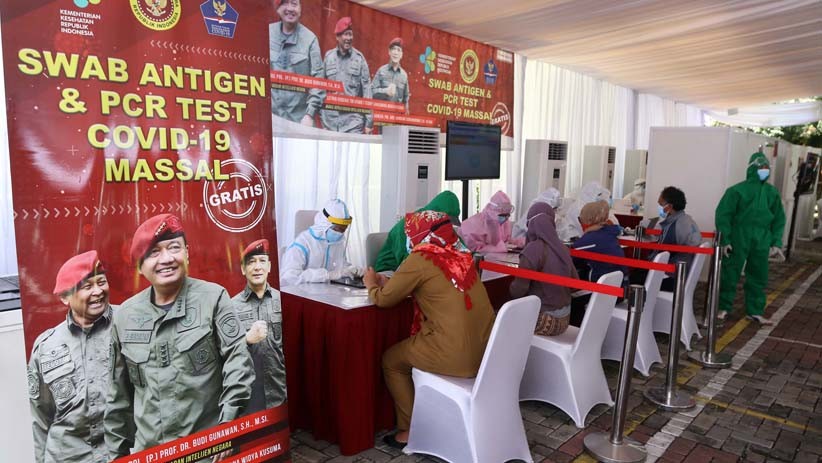 Canggih, Petugas BIN Cek Suhu Tubuh Warga Pakai Helm sebelum Swab Antigen - Bagian 2