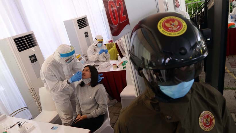 Canggih, Petugas BIN Cek Suhu Tubuh Warga Pakai Helm sebelum Swab Antigen - Bagian 3