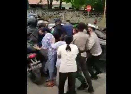 Video Viral Emak-Emak di Sumba Adang Mobil Jokowi Hingga Jatuhkan Motor Paspampres