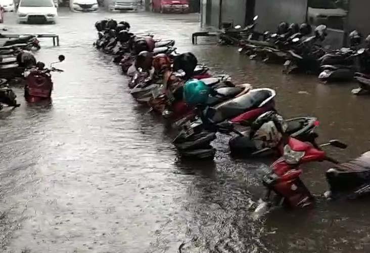 Kantor Gubernur Jateng dan Balai Kota Semarang Dikepung Banjir