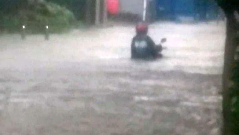 Cerita Warga Semarang Bingung Pulang saat Banjir Datang 