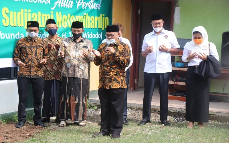 Ibunda Presiden Jokowi Diabadikan Jadi Nama Aula Ponpes Al-Mizan Majalengka