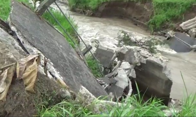 Banjir Surut, 1 Jembatan di Jombang Putus 1 Melengkung Tak Bisa Dilalui