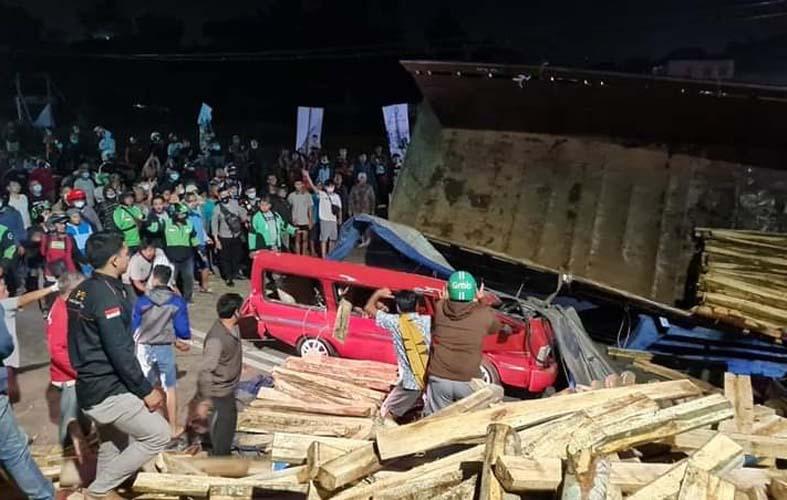 Truk Tronton Bermuatan Kayu Hantam Dua Mobil di Salatiga, 2 Penumpang Meninggal