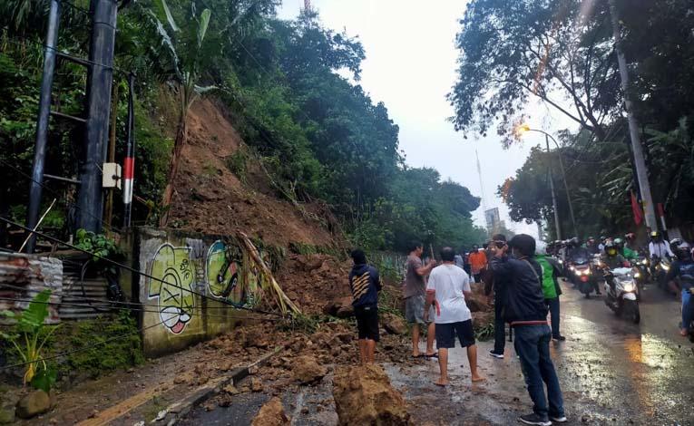 Jalan Gombel Lama Semarang Tertutup Material Longsor, Arus Lalu Lintas Macet 