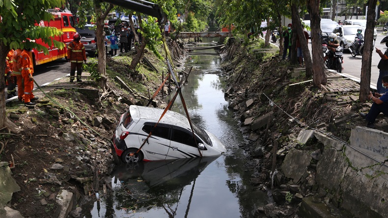Mobil Terjun ke Sungai Gegara Mahfud hendak Cek Ponsel Berdering
