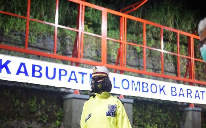 title Respons Cepat, Polwan Cantik Iptu Rita Datangi Lokasi Longsor di Senggigi Respons Cepat, Polwan Cantik Iptu Rita Datangi Lokasi Longsor di Senggigi