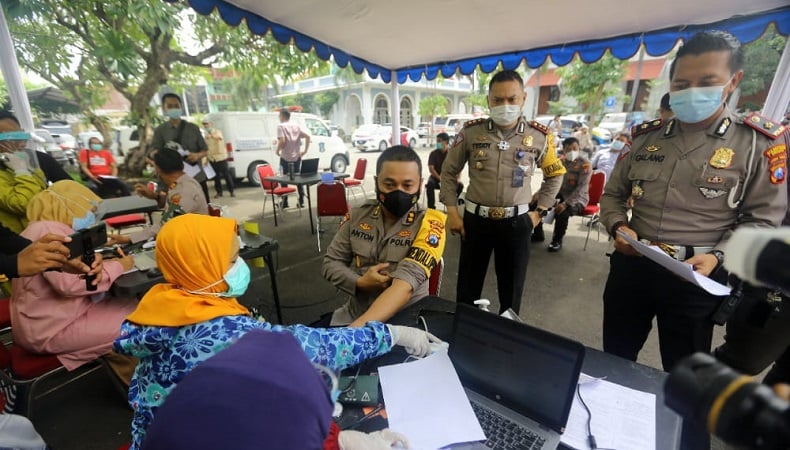 Ribuan Polisi di Surabaya Divaksin Covid-19 Bertahap 3 Hari 