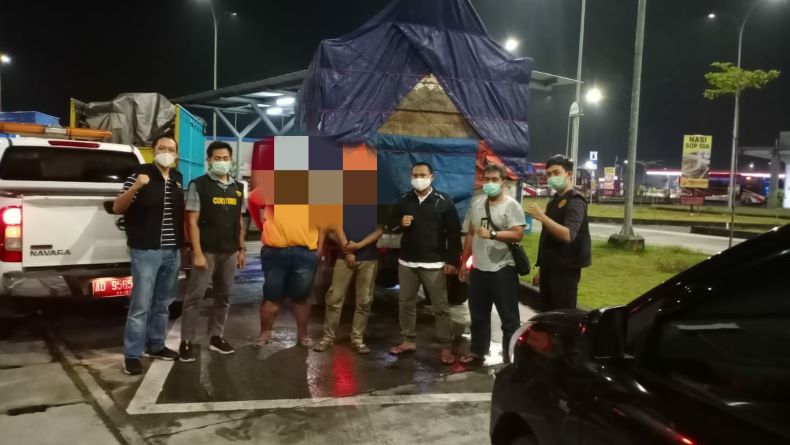 title Angkut Rokok Ilegal, Truk Ditangkap Petugas Bea Cukai di Rest Area tol Solo-Ngawi Angkut Rokok Ilegal, Truk Ditangkap Petugas Bea Cukai di Rest Area tol Solo-Ngawi