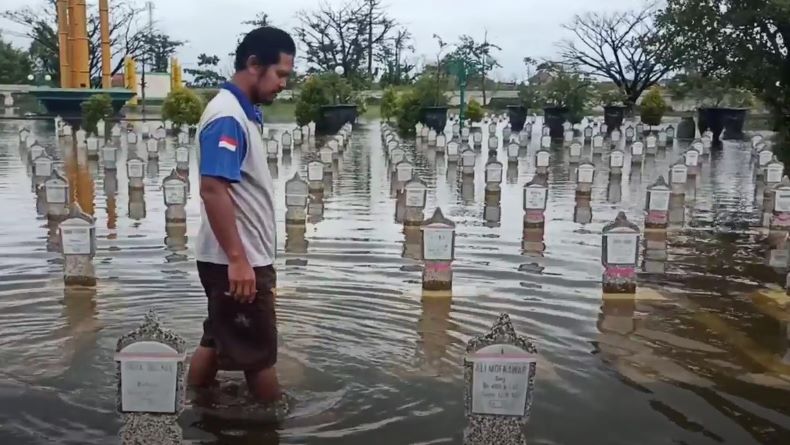 Banjir Pekalongan, Taman Makam Pahlawan Kusuma Bangsa Turut Terendam 