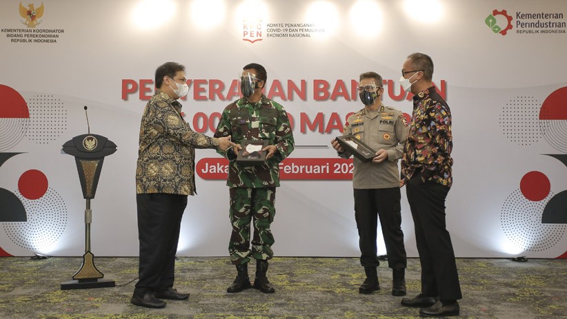 Pemerintah Serahkan Bantuan 35 Juta Masker kepada TNI - Polri