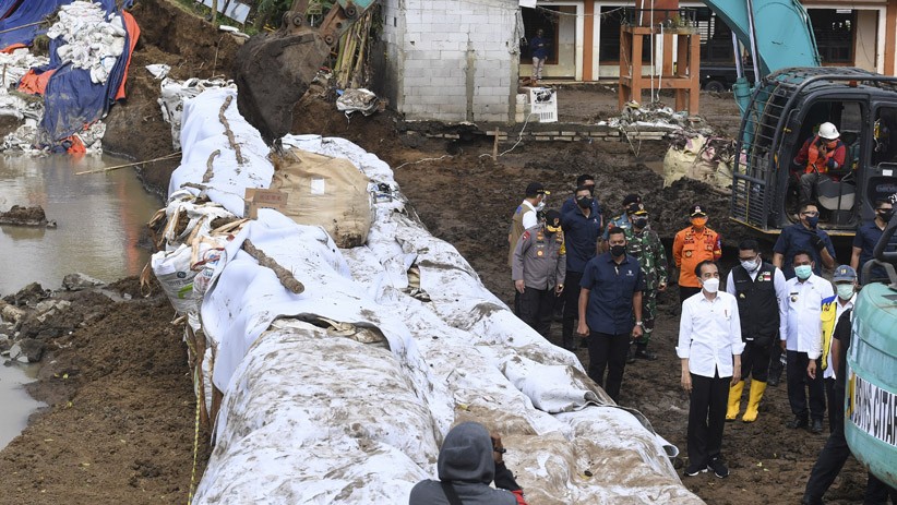 Presiden Jokowi Cek Lokasi Tanggul Sungai Citarum Jebol di Bekasi - Bagian 2