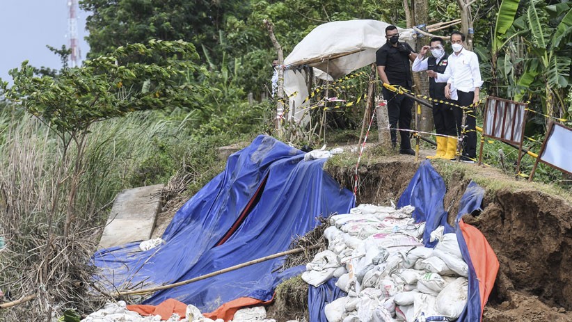 Presiden Jokowi Cek Lokasi Tanggul Sungai Citarum Jebol di Bekasi - Bagian 3
