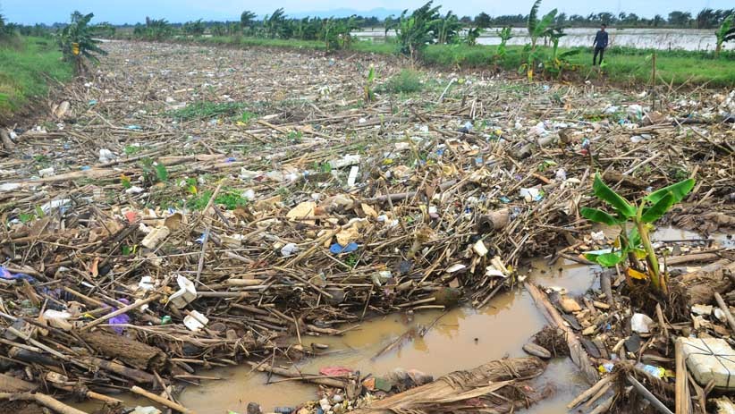Lautan Sampah di Sungai Piji Kudus Jadi Penyebab Banjir - Bagian 2
