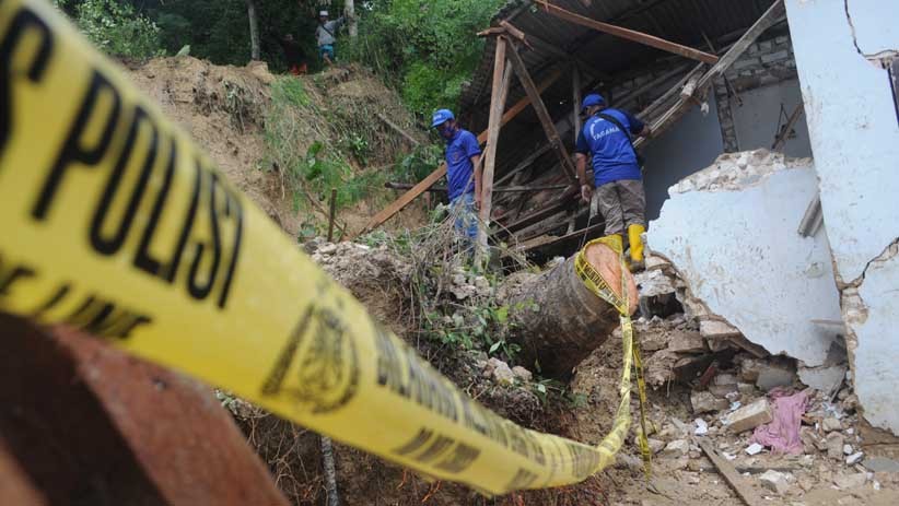 Asrama Pesantren An Nidhoniyah Pamekasan Tertimbun Longsor, 5 Santri Putri Tewas - Bagian 3