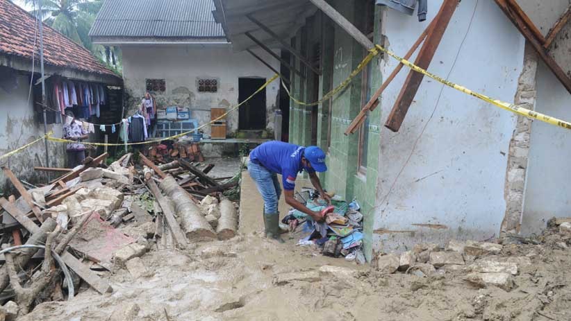 Asrama Pesantren An Nidhoniyah Pamekasan Tertimbun Longsor, 5 Santri Putri Tewas - Bagian 2