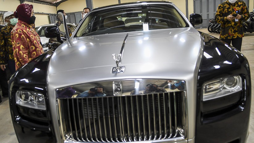 Mensos Risma Lelang Rolls-Royce hingga Emas Batangan Undian untuk Dana Bencana - Bagian 1