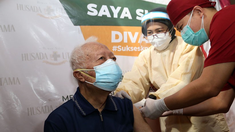 Potret Lansia dan Penyintas Covid-19 Ikuti Vaksinasi - Bagian 1