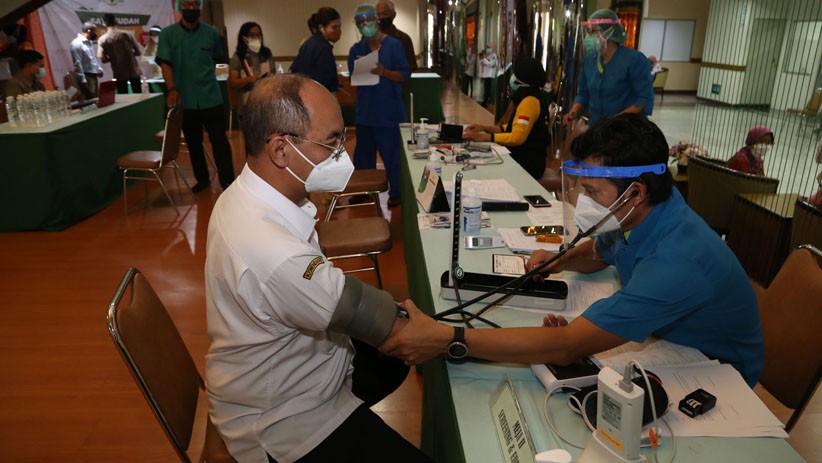 Potret Lansia dan Penyintas Covid-19 Ikuti Vaksinasi - Bagian 4