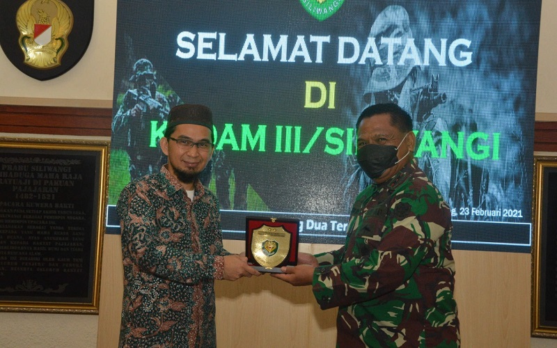 title Ustaz Adi Hidayat Janji Umrahkan 30 Prajurit Kodam Siliwangi Ustaz Adi Hidayat Janji Umrahkan 30 Prajurit Kodam Siliwangi