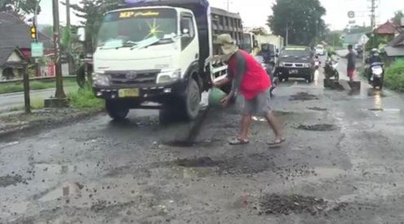 Sering Akibatkan Kecelakaan, Jalan Berlubang di Jalur Pantura Ditambal Warga